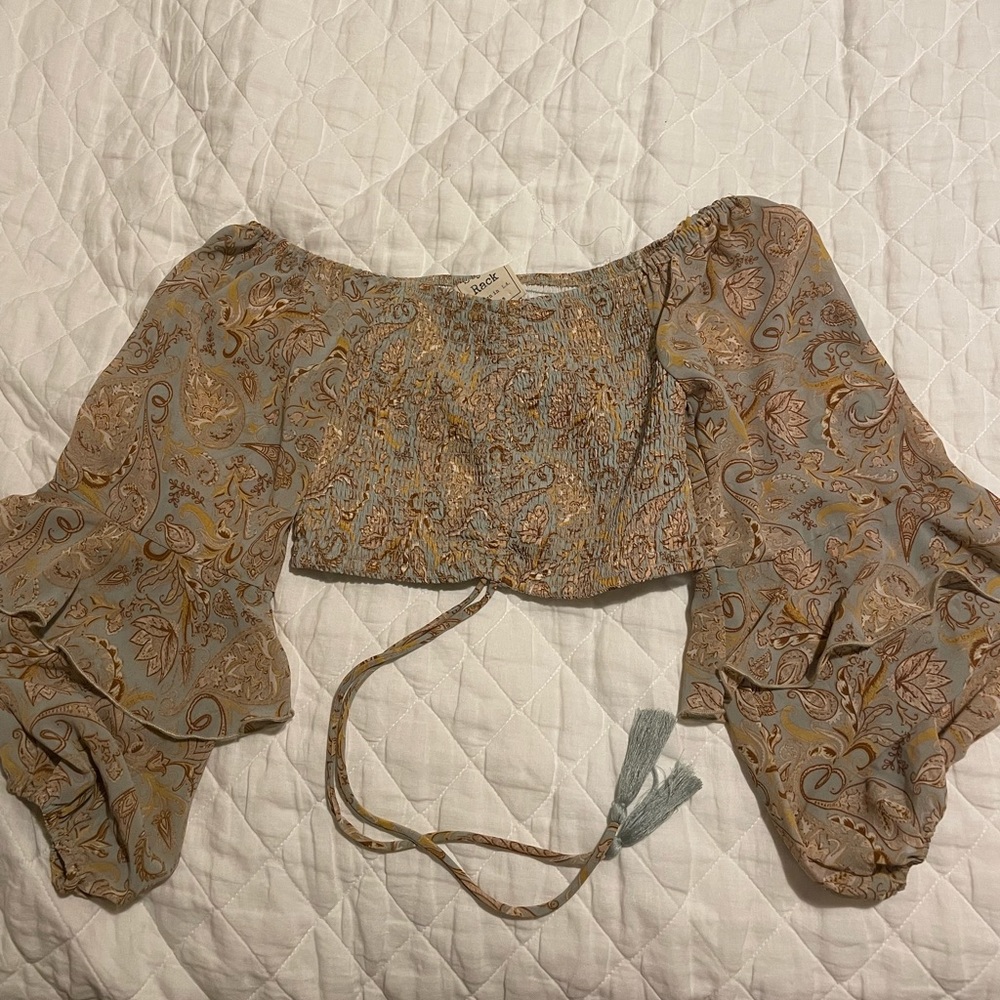 Style Rack ruched Top. Blue Paisley. Medium. New with tags